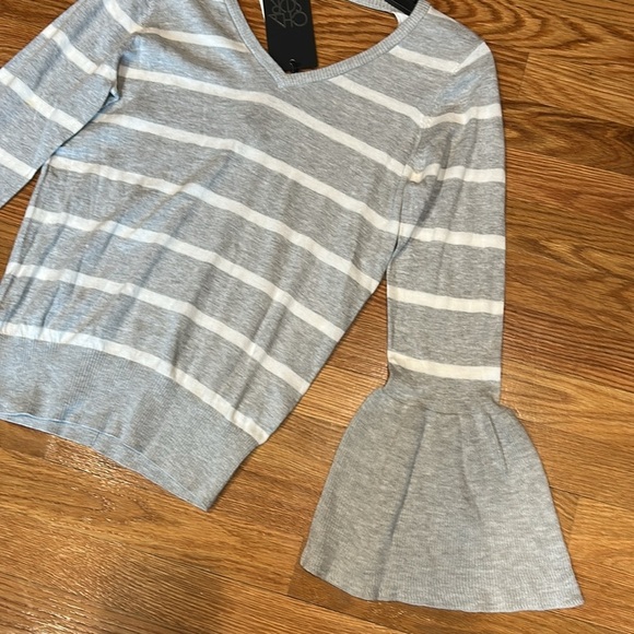 Chaser Gray Striped Women's v neck long sleeve Top w/bell cuffs medium new - Picture 3 of 6